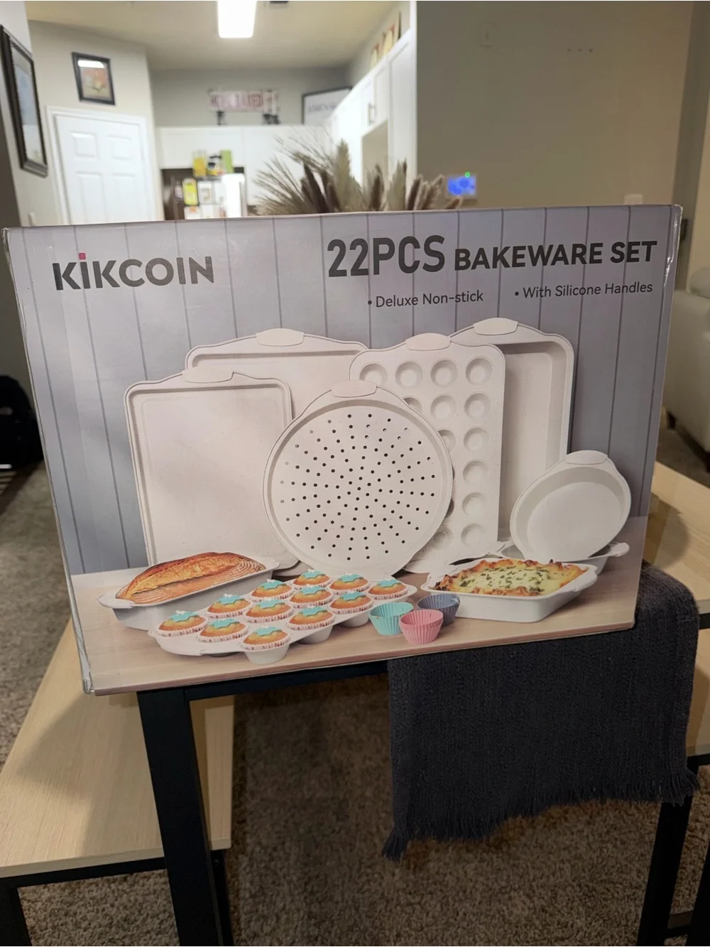 Amazon 22-Piece Nonstick Bakeware Set in Cream with Multicolor Silicone Liners